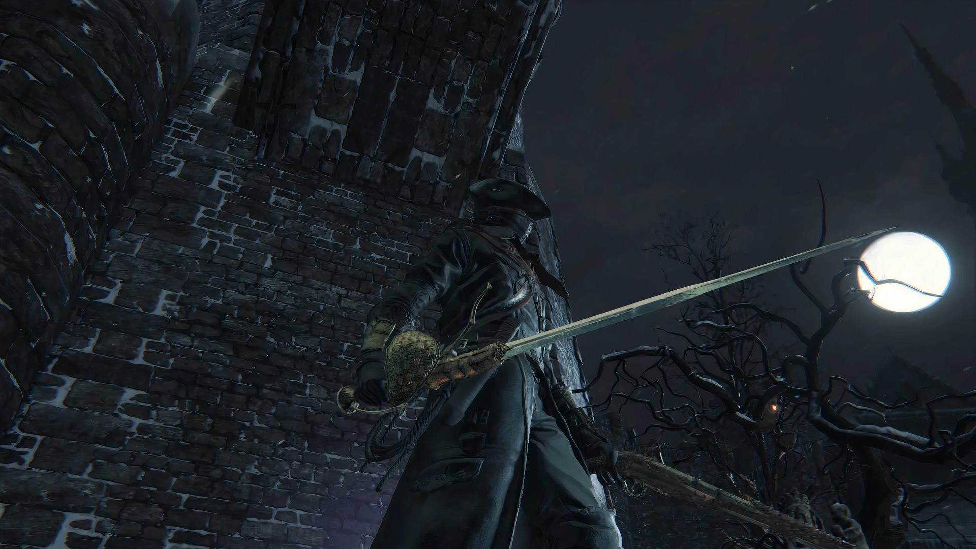 O Caçador Bloodborne segurando a Espada Reiterpallasch.