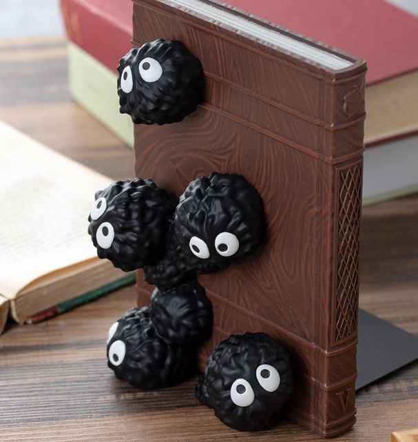 Студия Ghibli переиздает очаровательный коллекционный экземпляр Totoro Soot Sprite Bookend