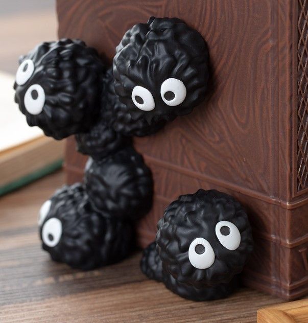 Студия Ghibli переиздает очаровательный коллекционный экземпляр Totoro Soot Sprite Bookend