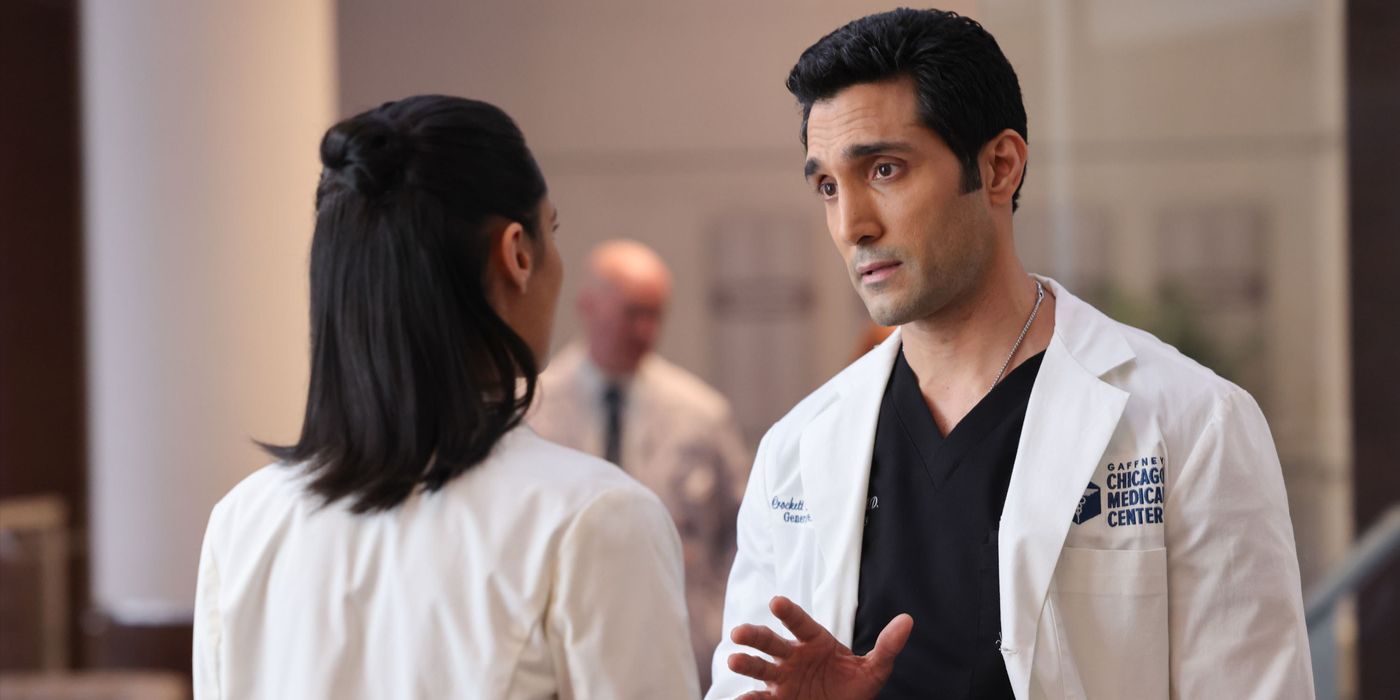 Crockett Marcel (actor Dominic Rains) levanta la mano mientras habla con Zola en la temporada 9 de Chicago Med