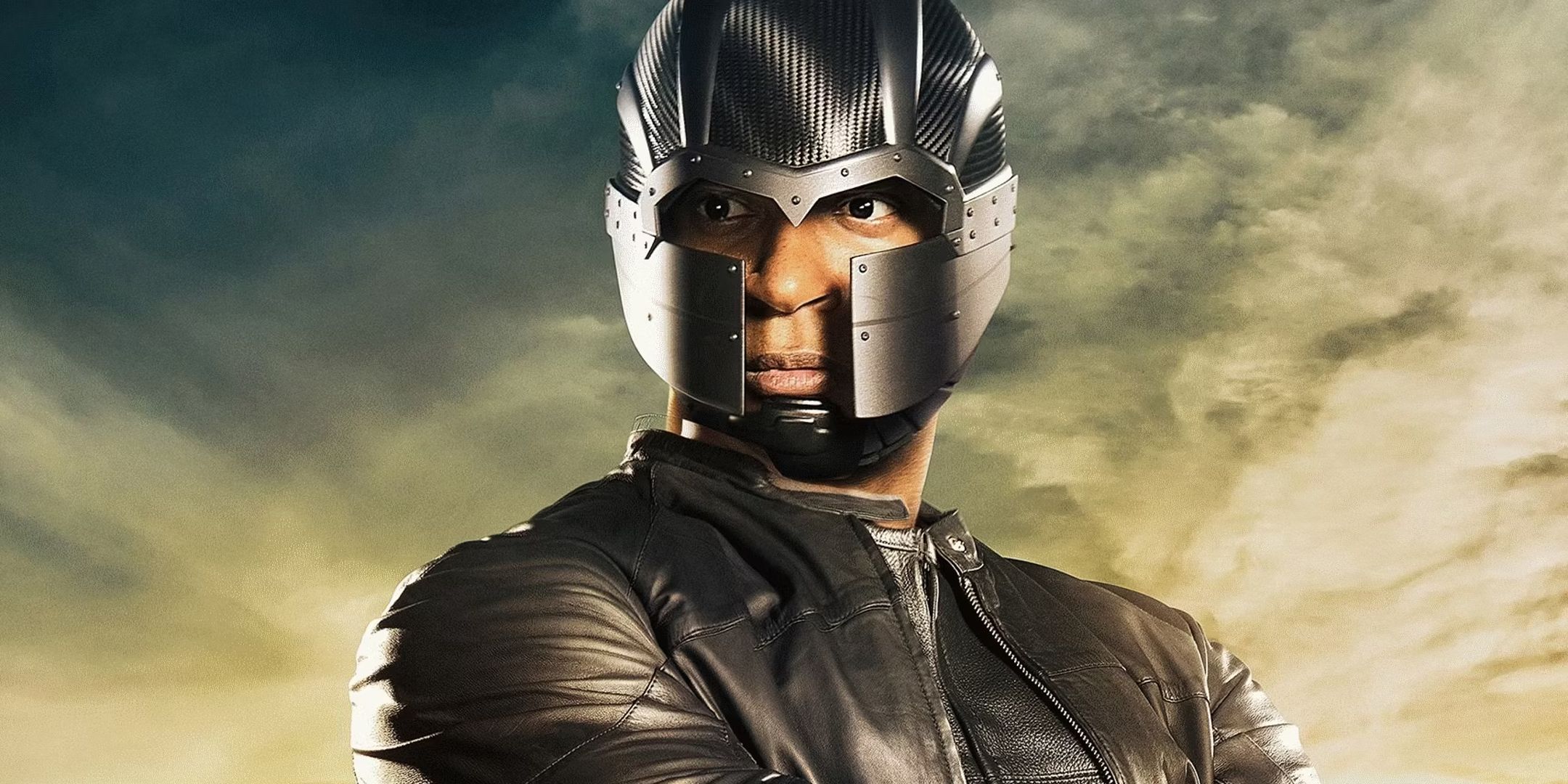 David Ramsey's John Diggle Spartan looks to the side while wearing a helmet