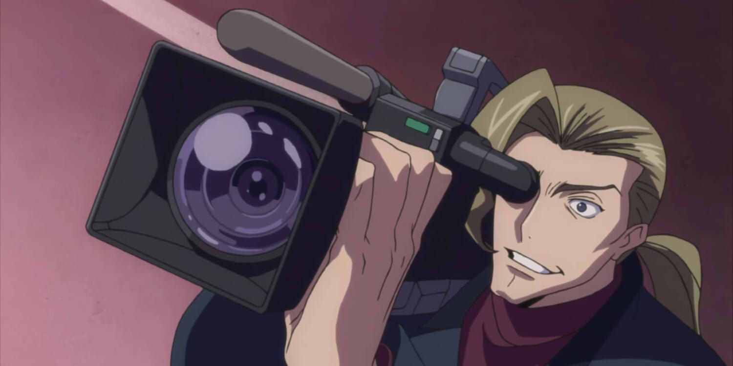 Diethard Ried, em Code Geass: Lelouch of the Rebellion, filmando Zero