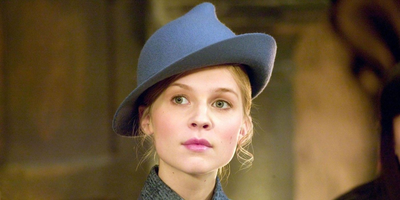 Fleur Delacour de Harry Potter (ator Clemence Poesy) olha para longe com um chapéu preto