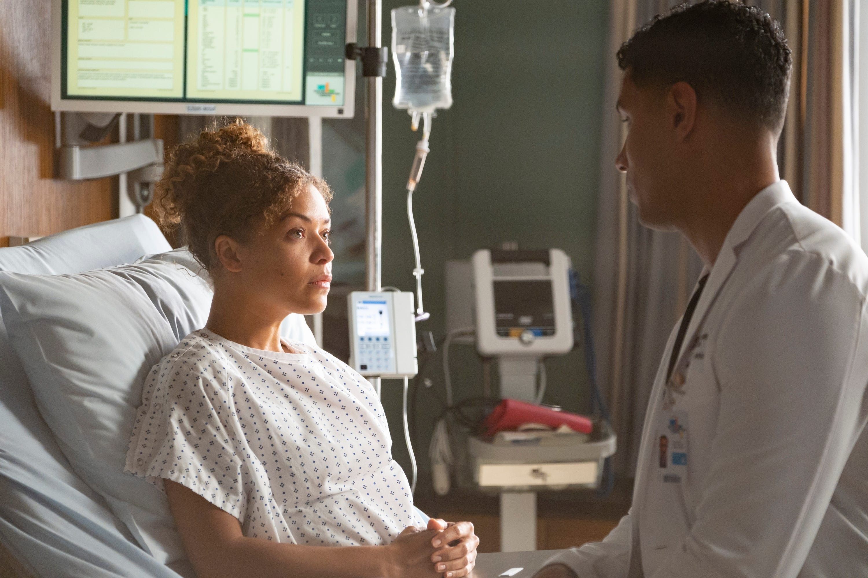 Jared visita a Claire en su habitación del hospital.