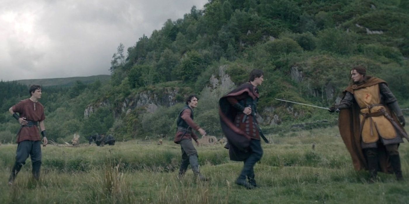 Davos Blackwood und Aeron Bracken kämpfen auf einem Feld im House of the Dragon gegeneinander.