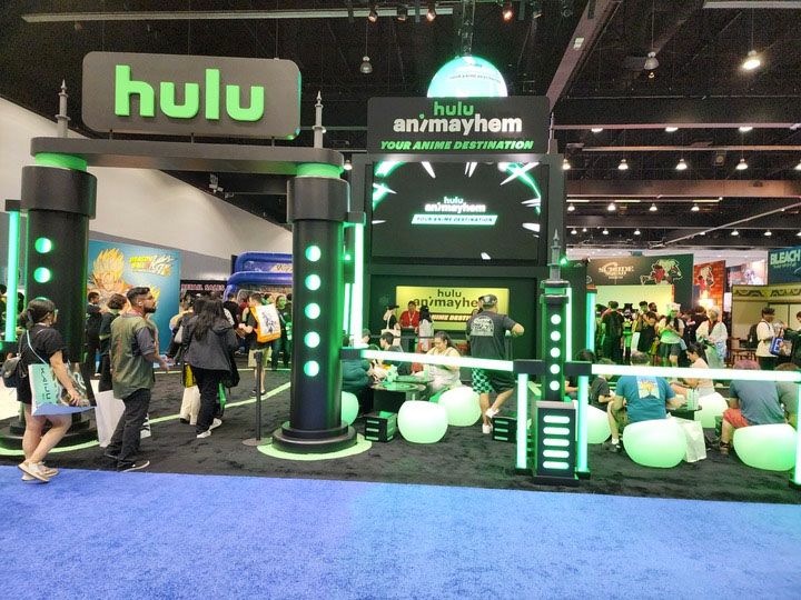 ЦБР осматривает стенд Hulu Animayhem на Anime Expo 2024