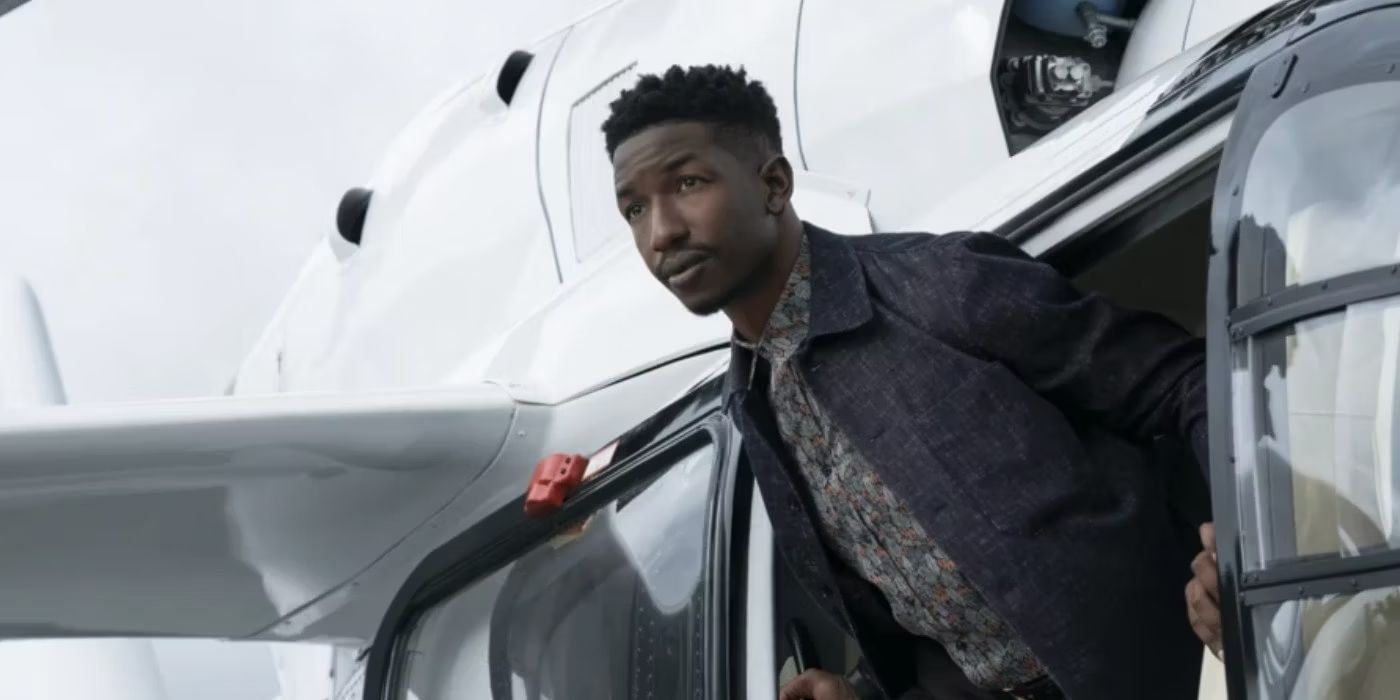 Ramsay Cole (Mamoudou Athie) sai de um avião em Jurassic World: Dominion