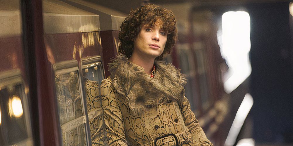 Kitten (Cillian Murphy) está encostado em uma parede em Breakfast on Pluto.