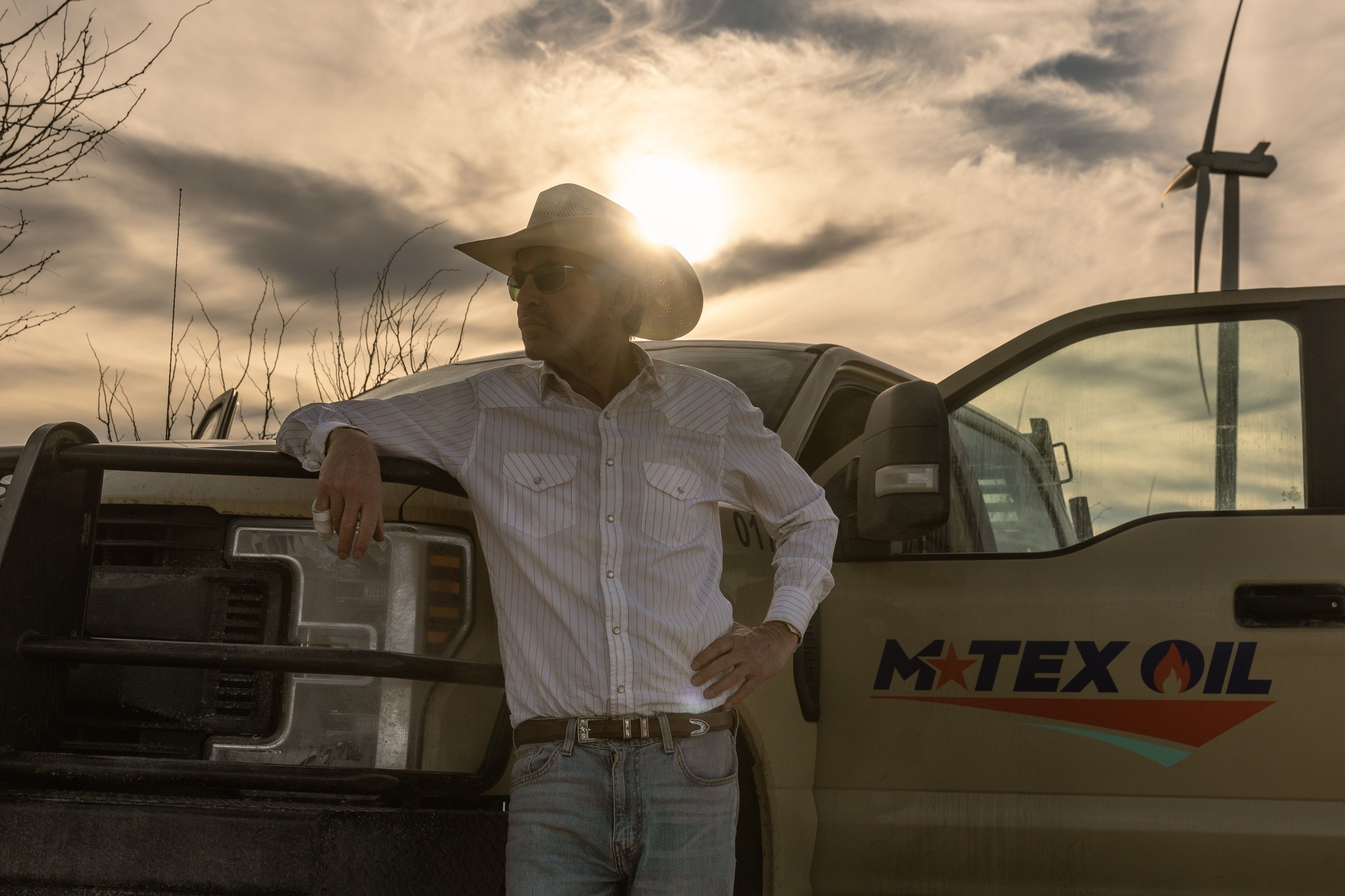 Taylor Sheridan's New Series With Billy Bob Thornton Reveals First Look and Premiere Date