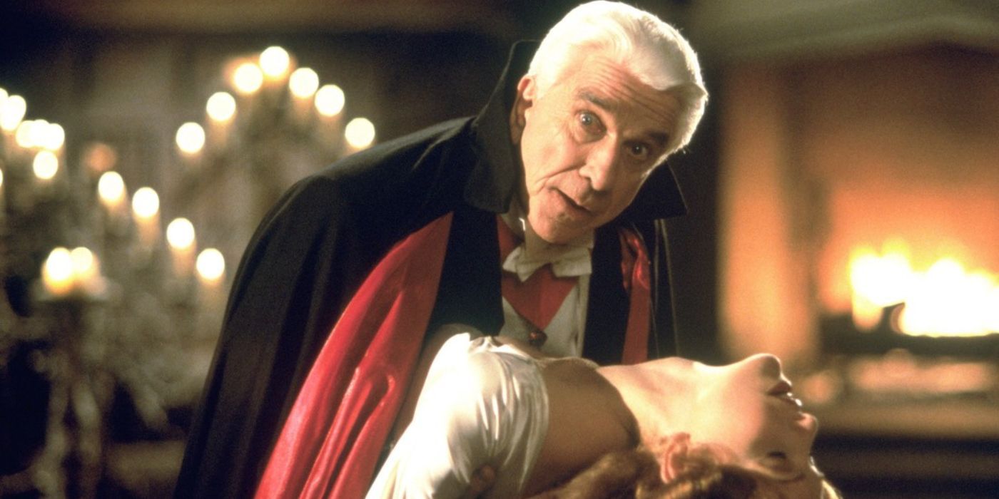 Drácula (Leslie Nielsen) está a punto de chupar la sangre del cuello de Mina Seward (Amy Yasbeck) en Drácula: muerto y me encanta.