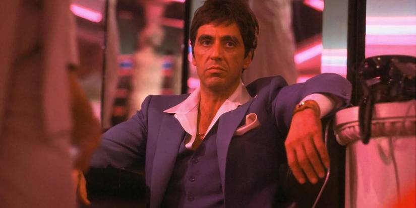 آل باتشينو في دور توني مونتانا في فيلم Scarface عام 1983