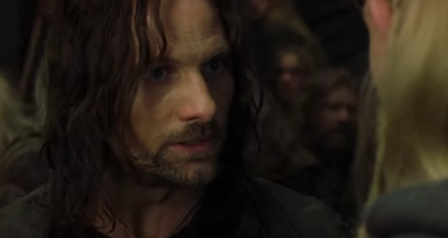 Aragorn (Viggo Mortensen) discute com Legolas (Orlando Bloom) sobre a luta nas profundezas da Batalha de Helms em O Senhor dos Anéis: As Duas Torres.