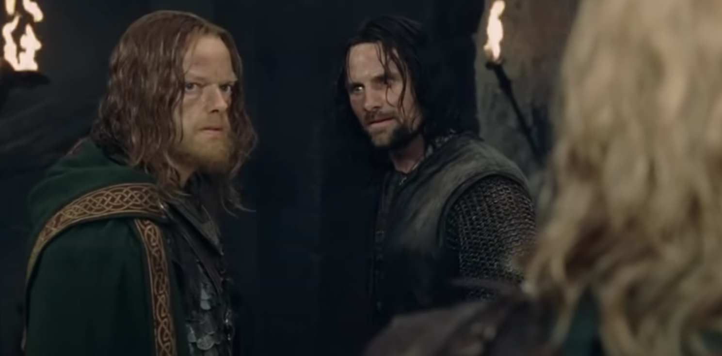 Aragorn discute com o Rei Théoden e um de seus homens nas Duas Torres.