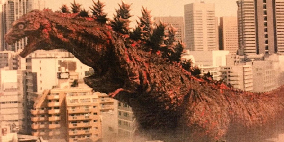 A terceira forma de Shin Godzilla queimando pelas ruas.