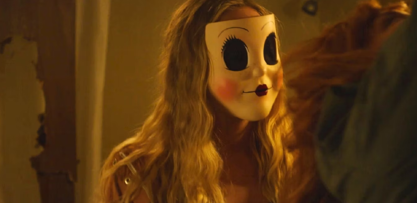 Doll Face encara uma vítima em The Strangers.