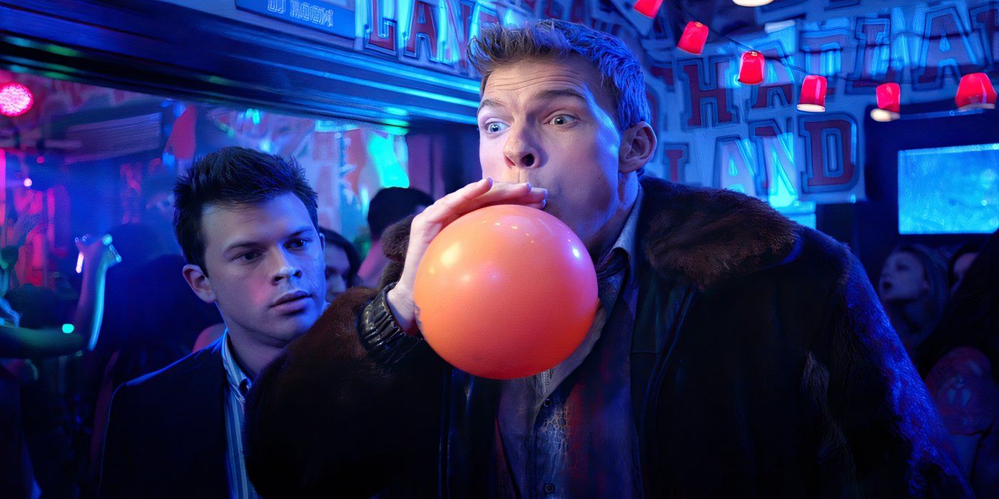 Thad Castle (Alan Ritchson) está enchendo um balão em uma festa em Blue Mountain State