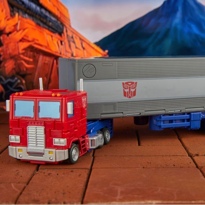 Hasbro представляет серию Transformers Studio 1986 года Optimus Prime