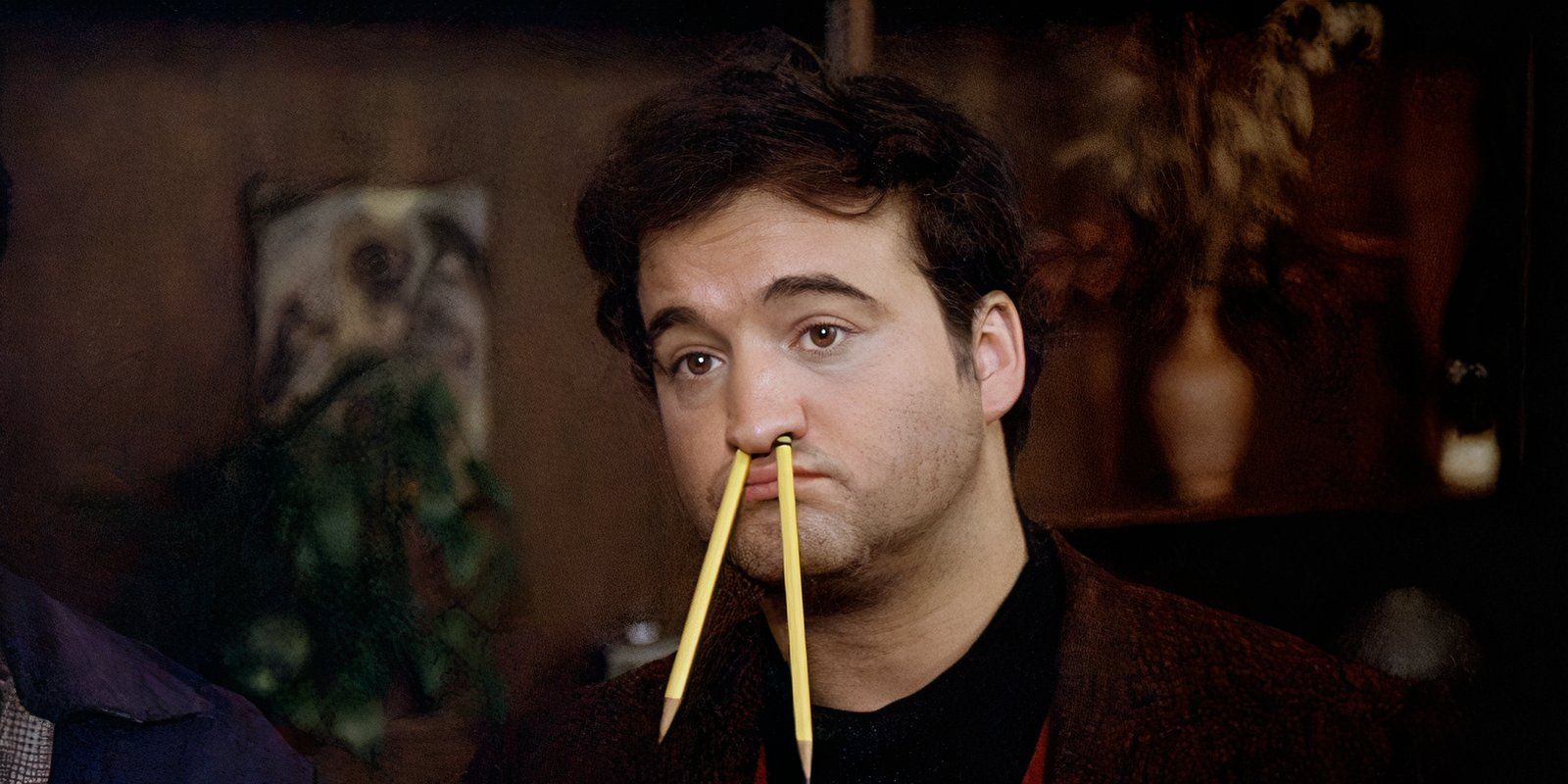 Bluto tem dois lápis no nariz em Animal House