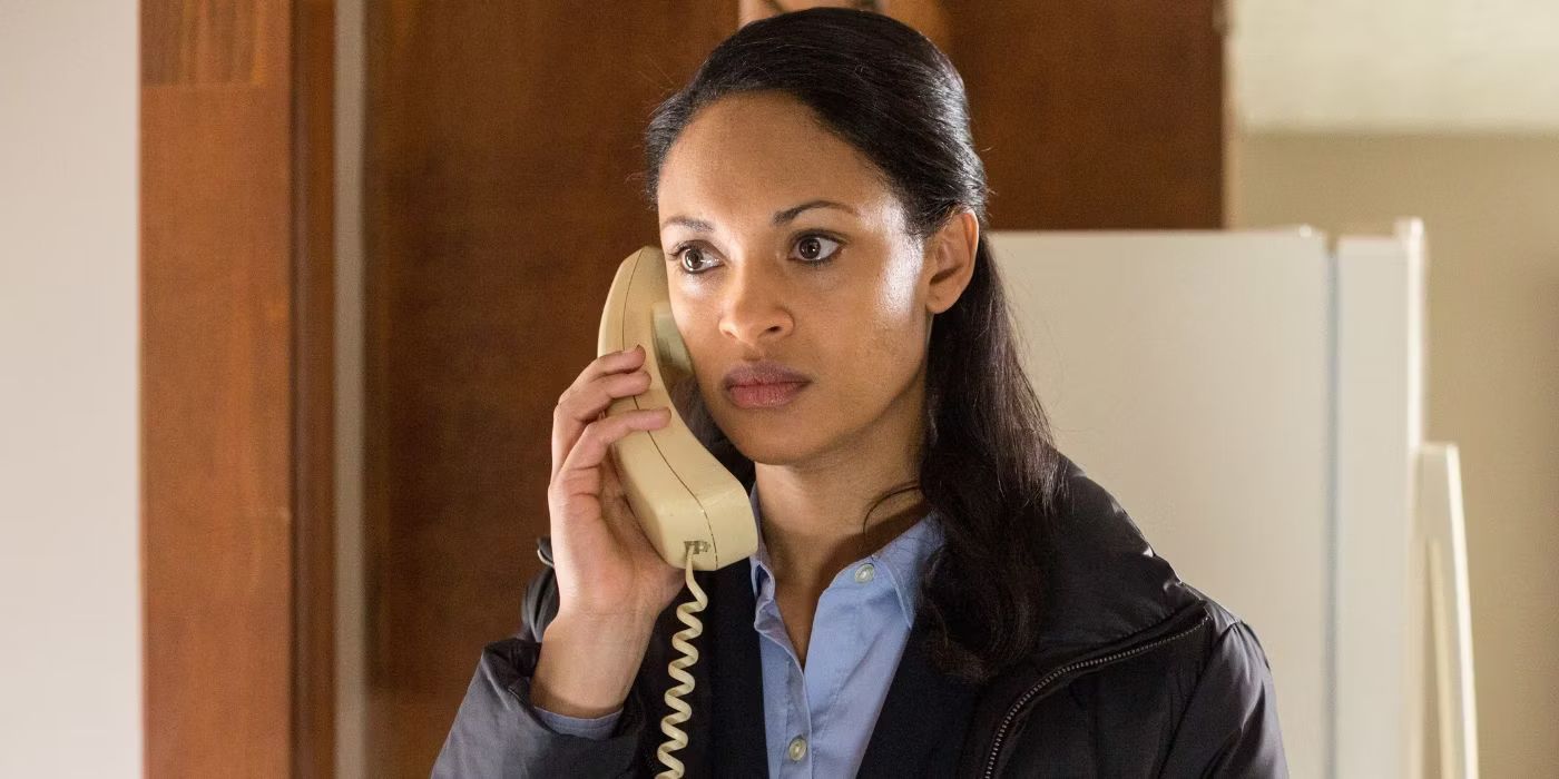 Marybeth Medina (actress Cynthia Addai-Robinson) answers a phone call in the movie The Accountant