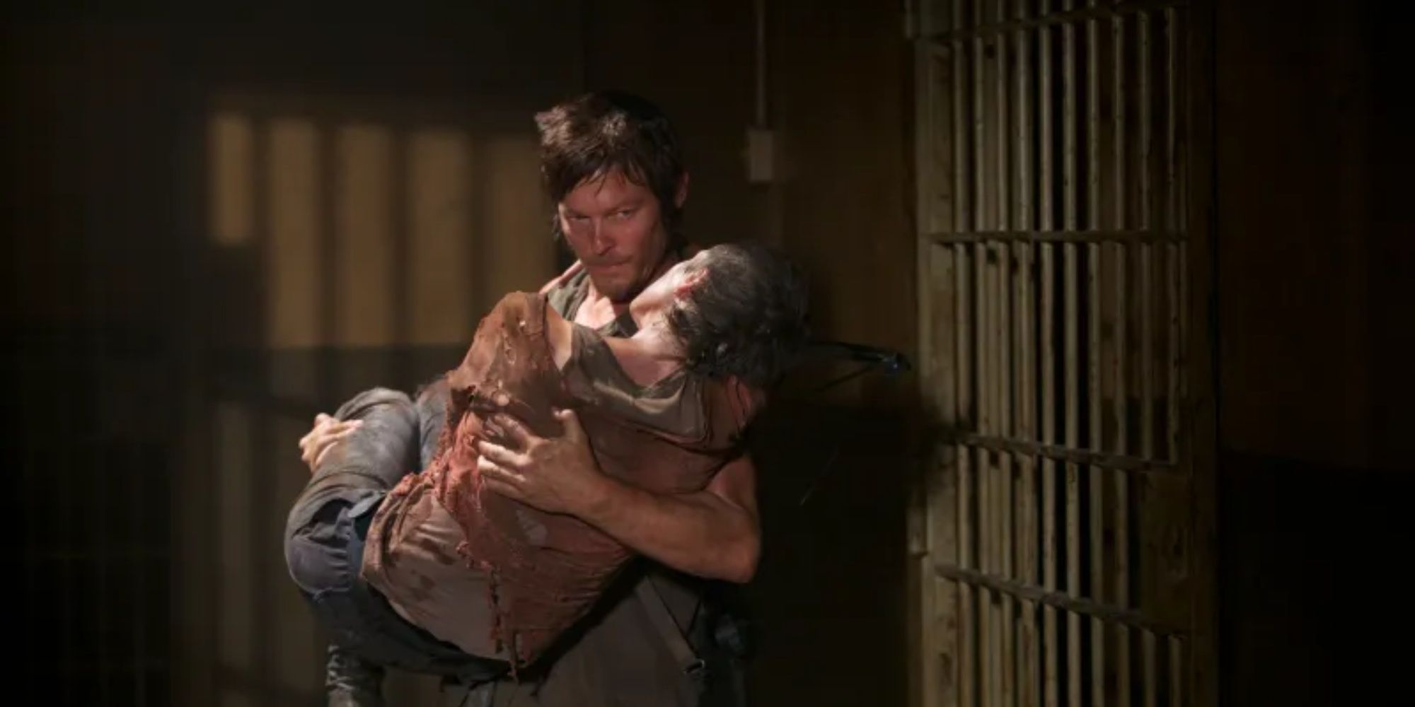 Daryl Carrying Carol in TWD