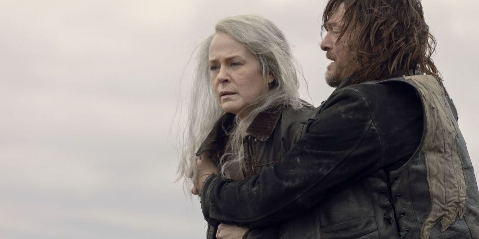 Las estrellas de The Walking Dead reaccionan a una pregunta picante sobre la relación de Daryl y Carol