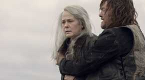 Daryl Holding Carol in TWD Season 9