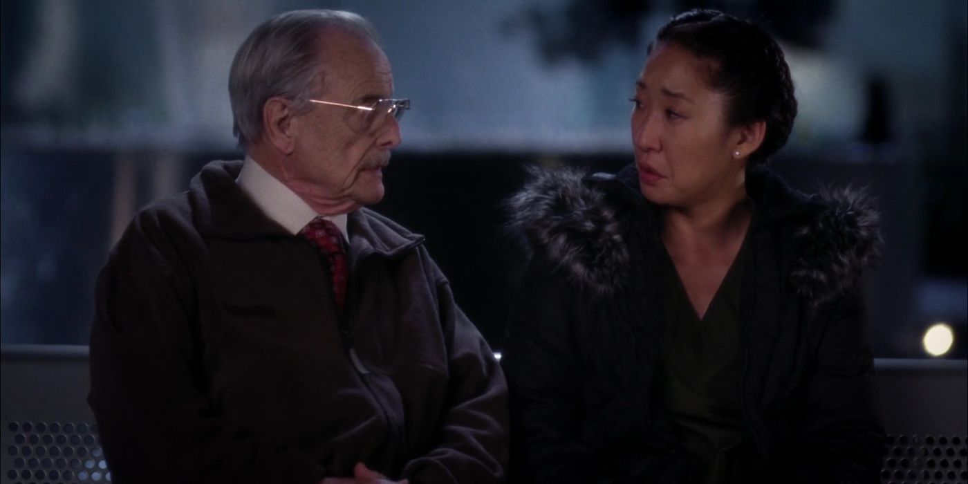 El Dr. Thomas consolando a la Dra. Cristina Yang afuera del hospital de Minnesota en Grey's Anatomy