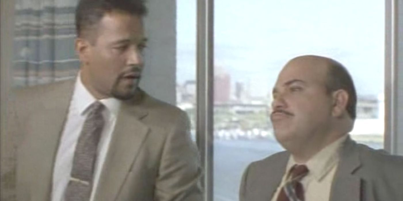 Lewis (Clark Johnson) looks at Crosetti (Jon Polito) in Homicide: Life on the Street Season 1