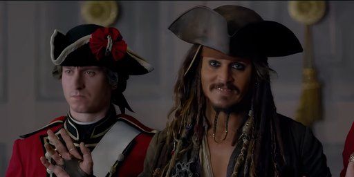 Jack Sparrow (Johnny Depp) está sendo escoltado por guardas em Piratas do Caribe: On Stranger Tides.