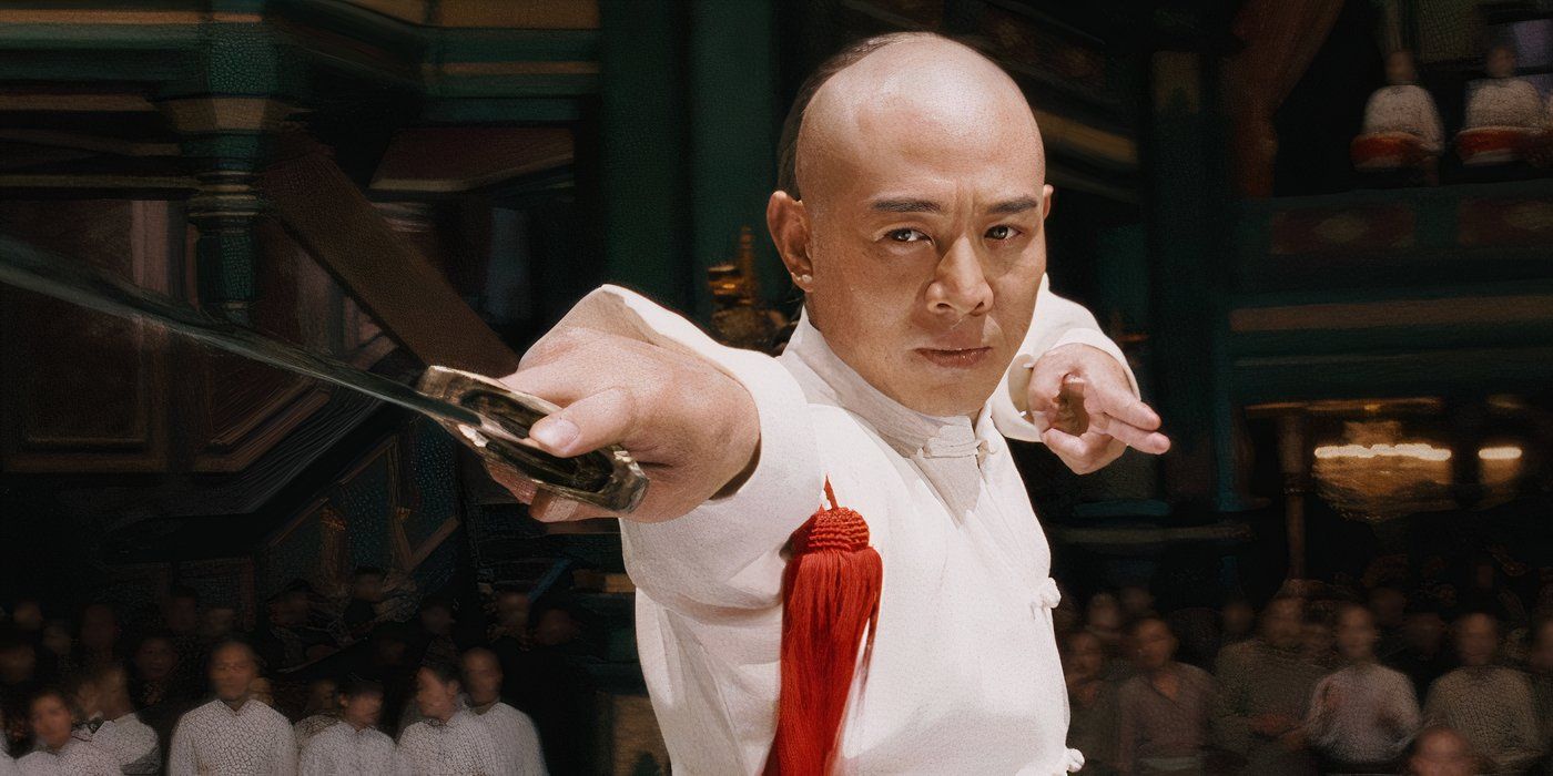 Huo Yuanjia (Jet Li) está segurando uma espada bem na sua frente em Fearless, de Ronny Yu.