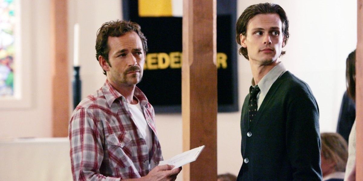 Luke Perry como Cyrus habla con Reid en una iglesia en el episodio "Minimal Loss" de Criminal Minds