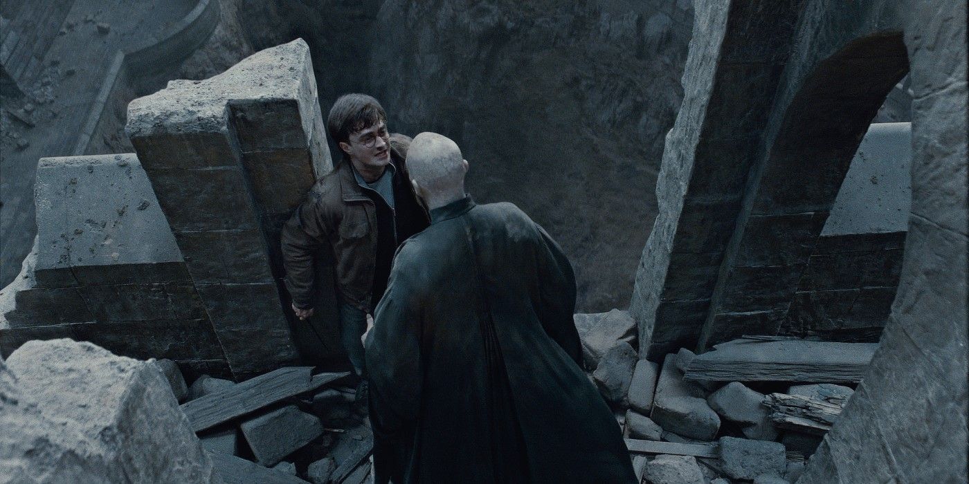 Harry Potter confrontado por Voldemort en escombros en Harry Potter y las Reliquias de la Muerte - Parte 2.