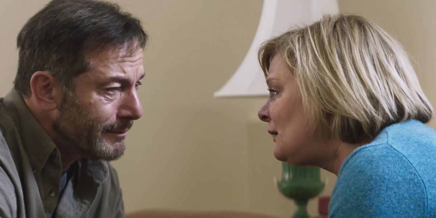 Jason Isaacs e Martha Plimpton chorando na missa