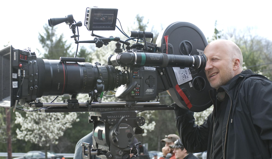 John Hillcoat, o diretor de BLood Meridian olha para uma câmera.