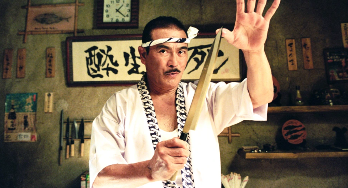 Sonny Chiba brande uma faca com floreio em Kill Bill Vol. 1.