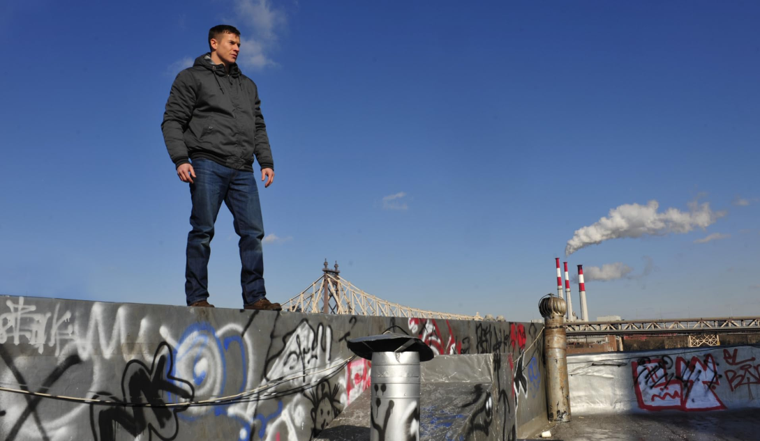 A Veteran stands on a roof before committing suicide in Blue Bloods.