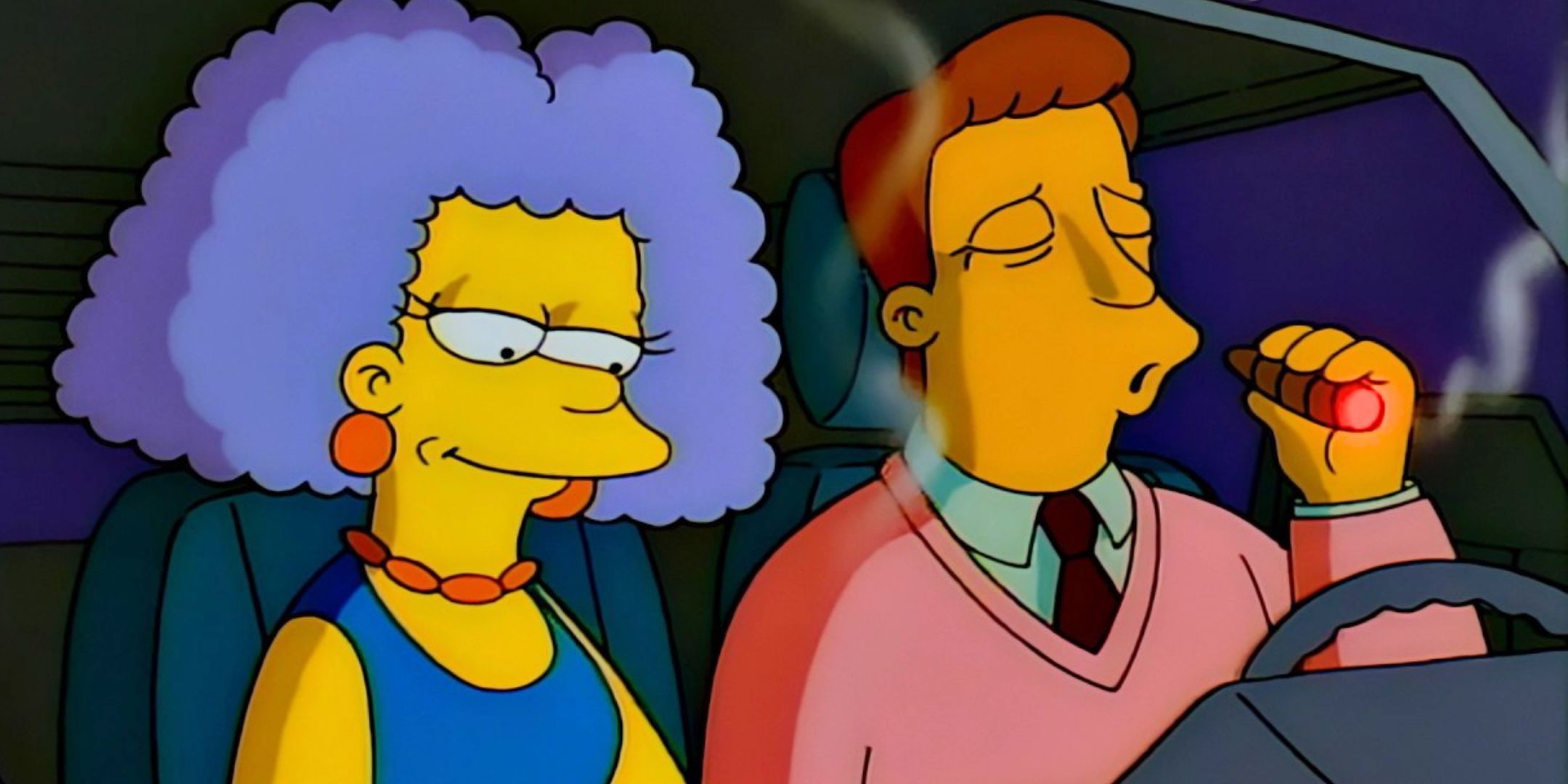 Troy McClure fuma un puro sentado junto a Selma Bouvier en un coche en Los Simpson.