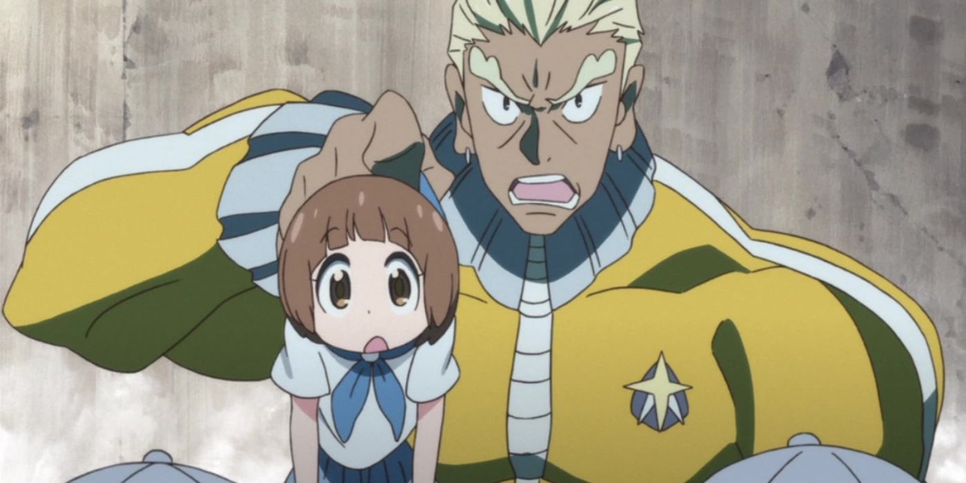 Ira Gamagoori sujeta a Mako Mankanshoku por el cuello de su uniforme. 