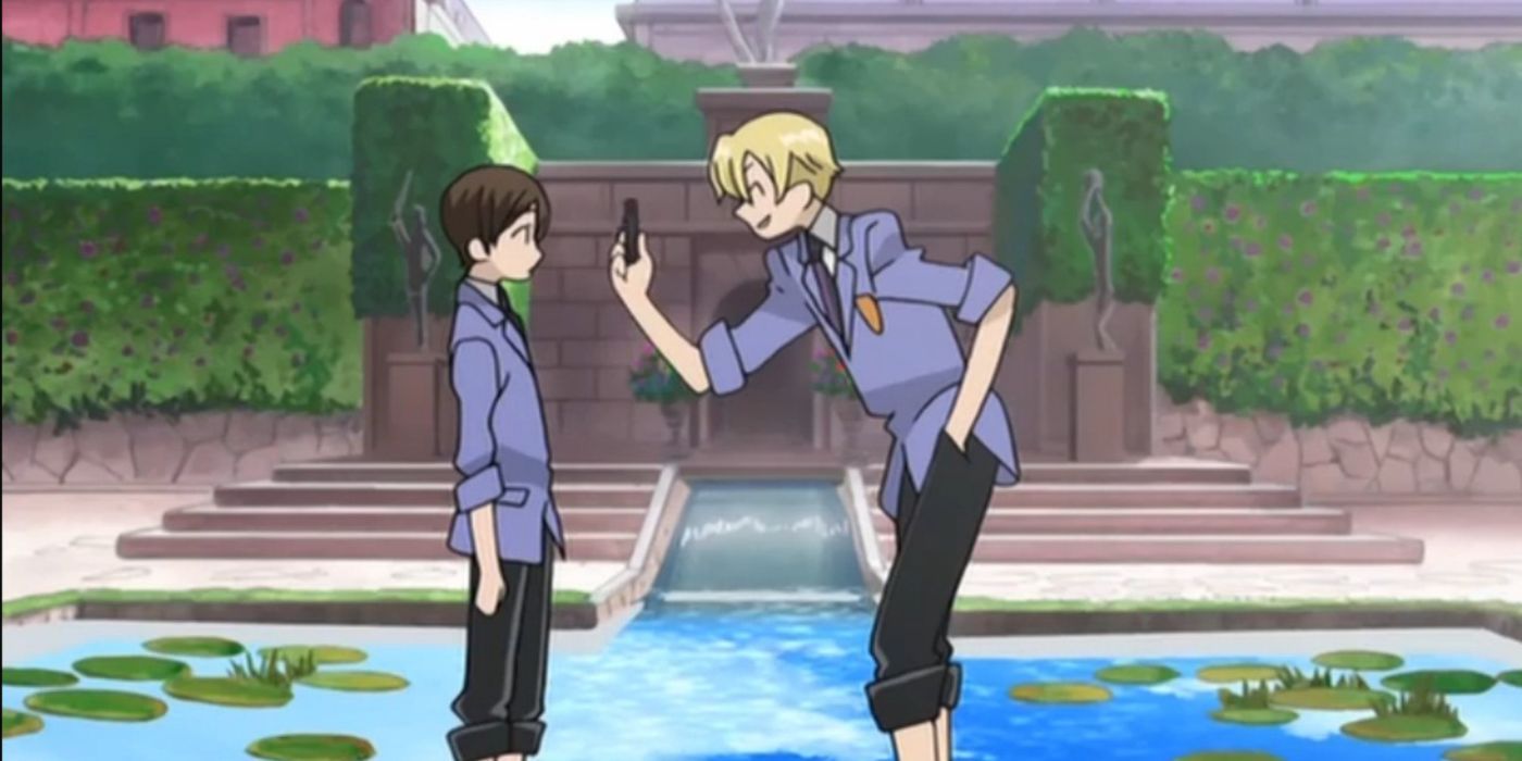 Haruhi and Tamaki wading in a pond as Tamaki holds up a wallet. 