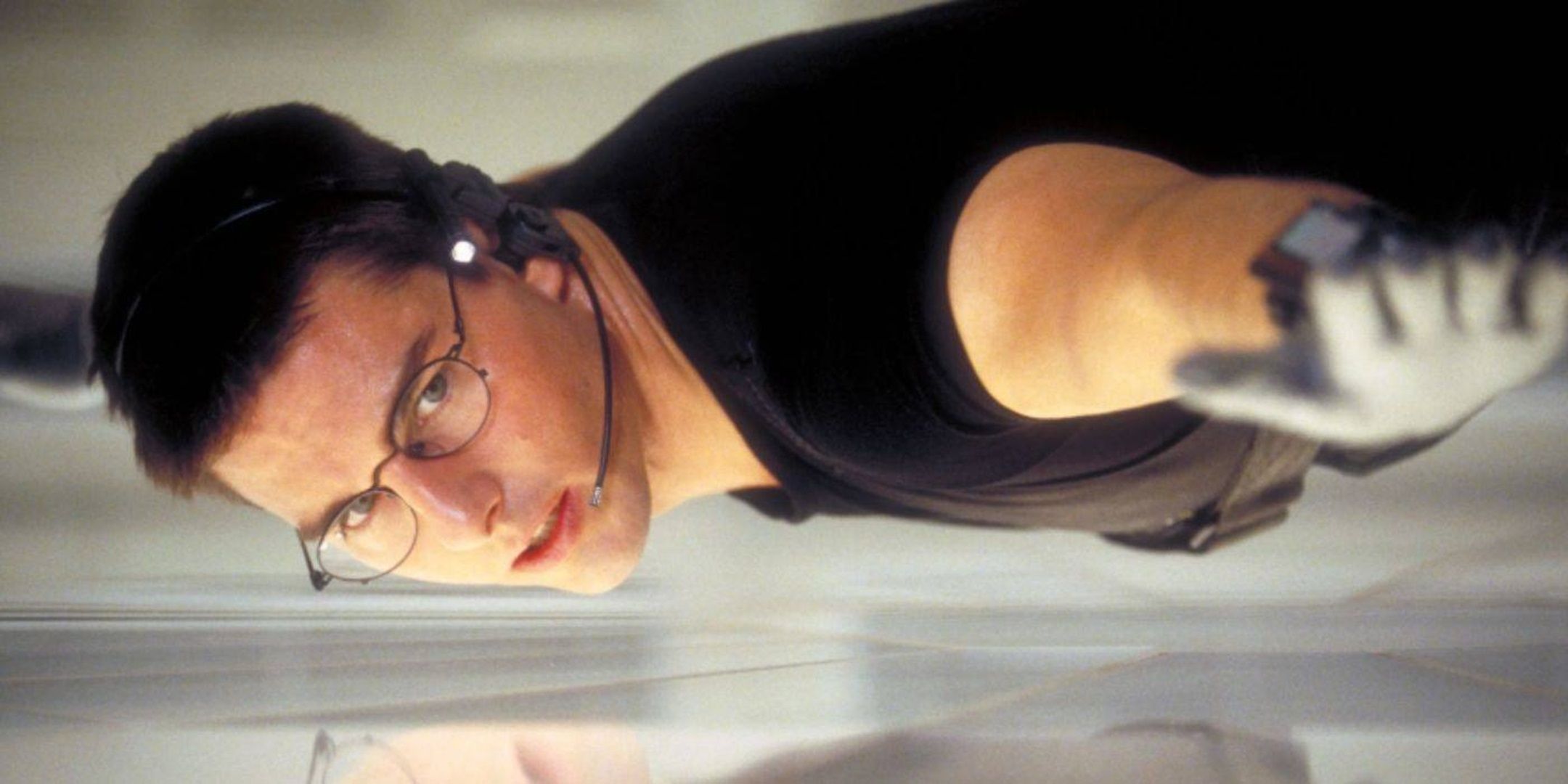 Ethan Hunt está suspenso no chão.