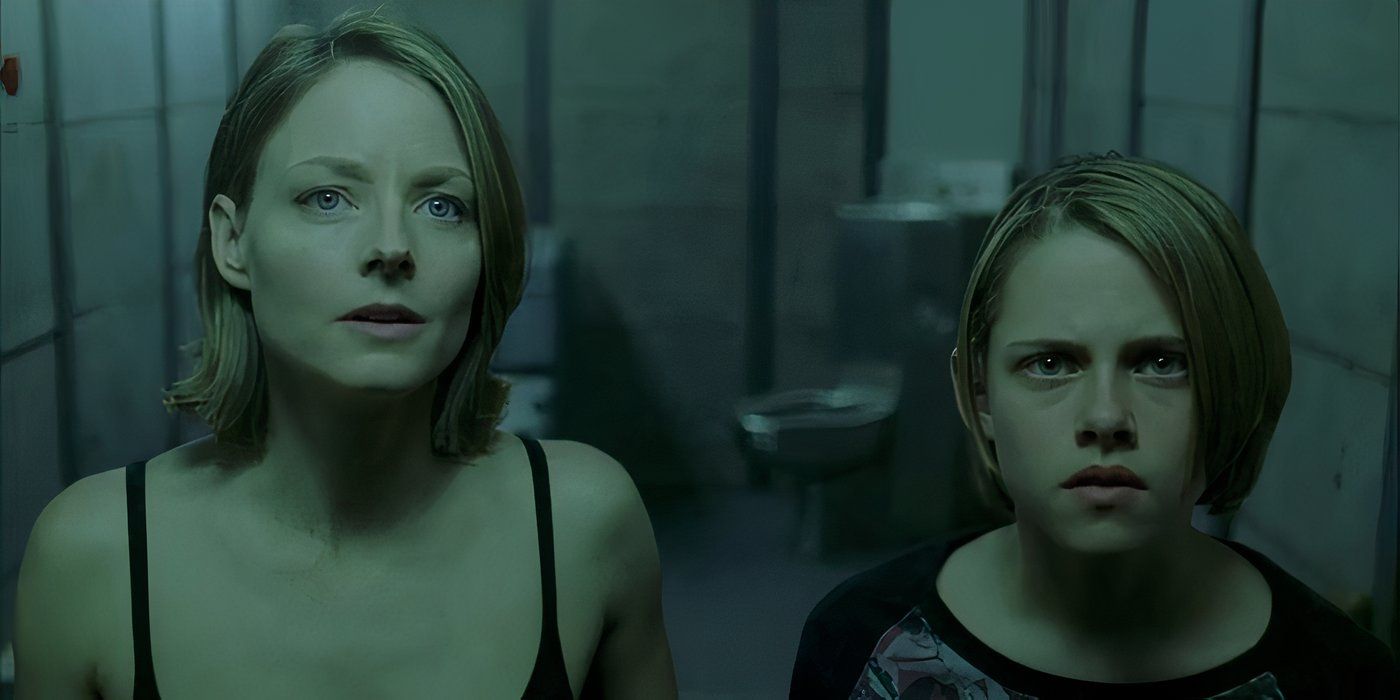 Jodie Foster and Kristen Stewart standing next eachother in Panic Room.