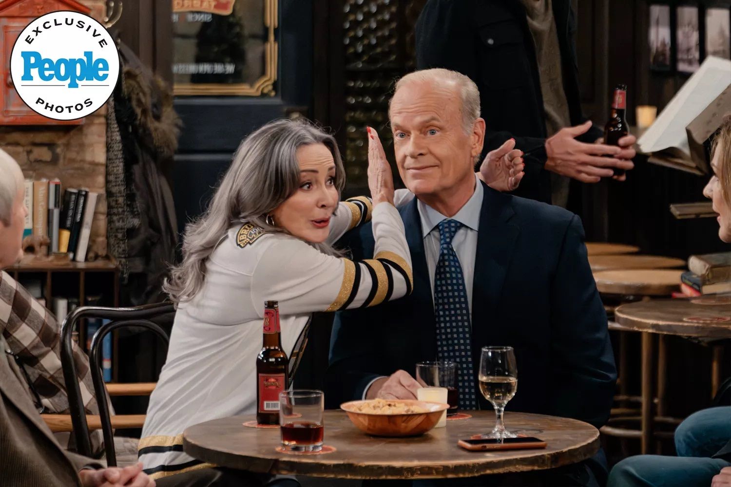 Las imágenes de primer vistazo de la temporada 2 del reinicio de Frasier muestran las historias de la estrella invitada