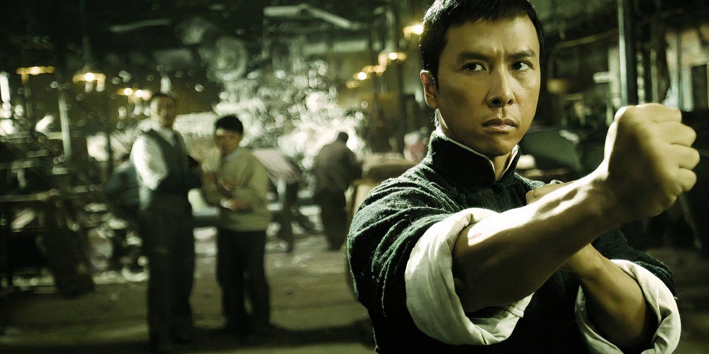 Ip Man (Donnie Yen) está com os braços em posição de luta para defender uma fábrica em Ip Man (2008).