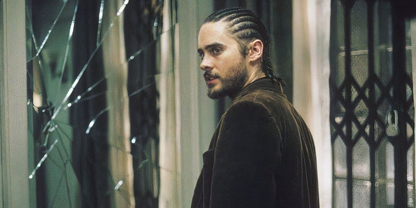 Jared Leto looking to the side as Junior in Panic Room.