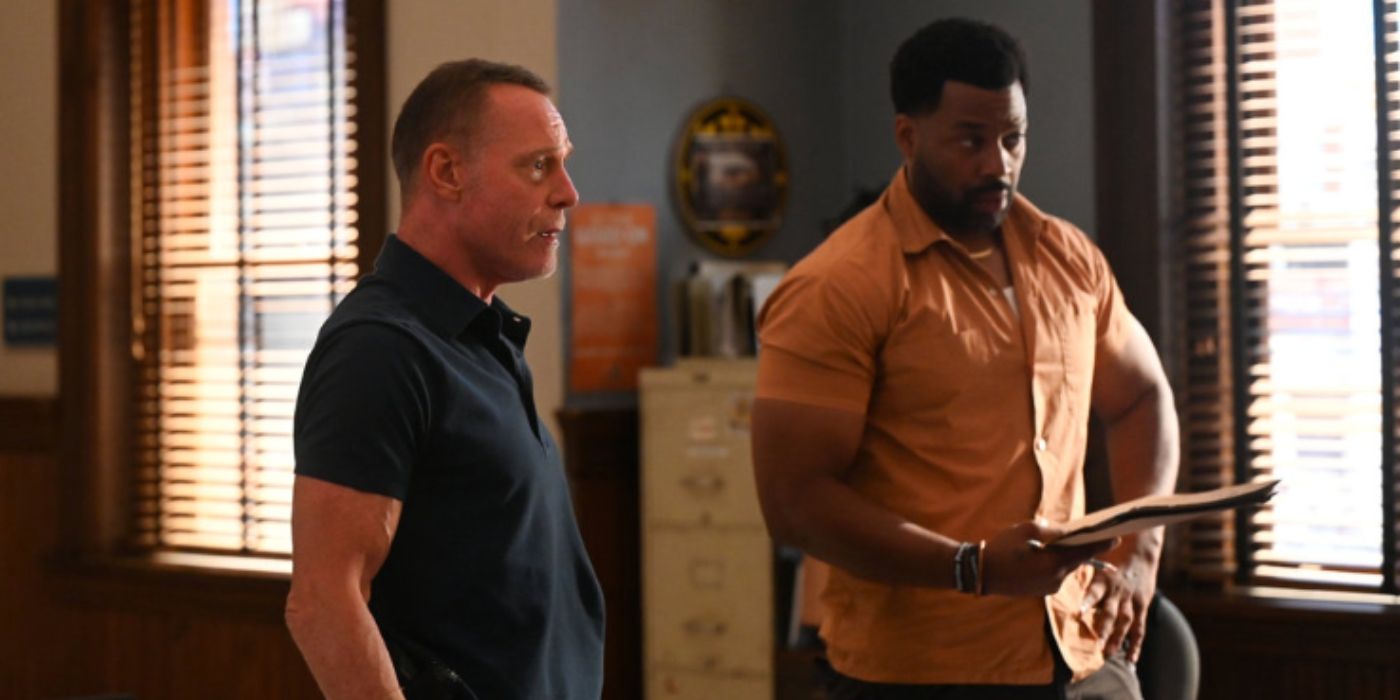 Jason Beghe as Hank Voight stands with LaRoyce Hawkins as Kevin Atwater on Chicago PD