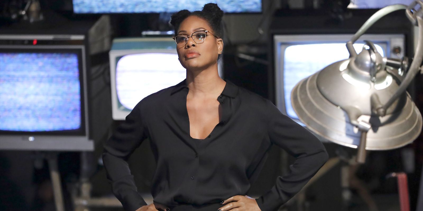 Laken Perillos, interpretada por Laverne Cox, está con las manos en las caderas en su laboratorio en The Blacklist.