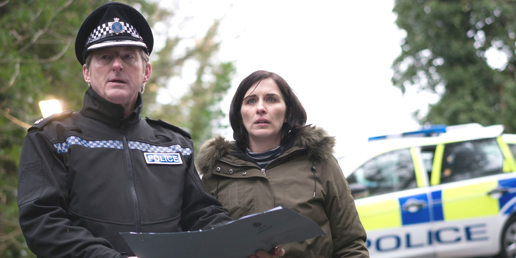 Ted Hastings e Kate Fleming estão na cena do crime com o carro da polícia atrás em Line of Duty Série 4