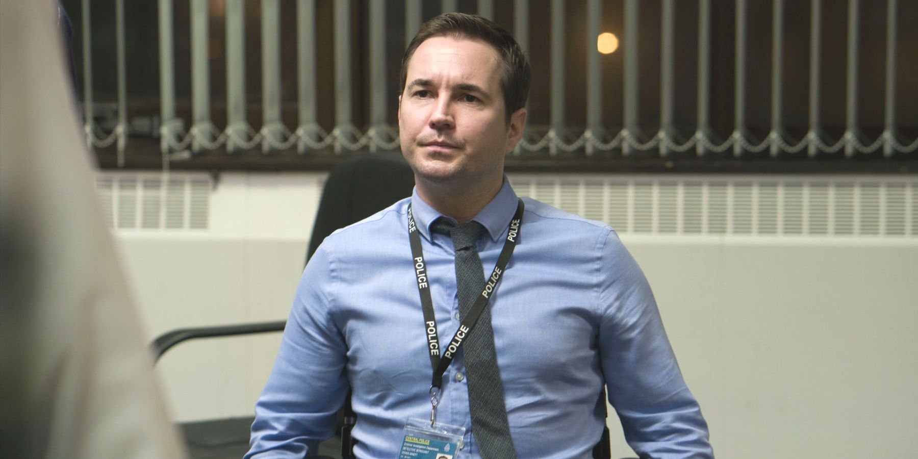 Steve Arnott, interpretado por Martin Compston, senta-se em uma cadeira de rodas em Line of Duty Série 4