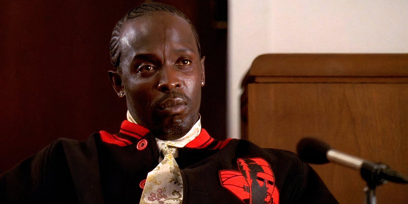 Michael K Williams parece sério como Omar Little em uma cena de tribunal em The Wire.