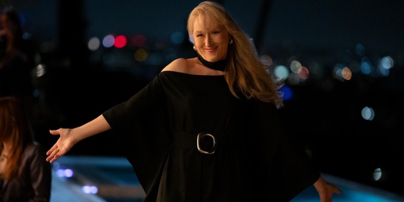 Loretta (Meryl Streep) steht in „Only Murders in the Building“, Staffel 4, in einem schwarzen Kleid an einem Außenpool